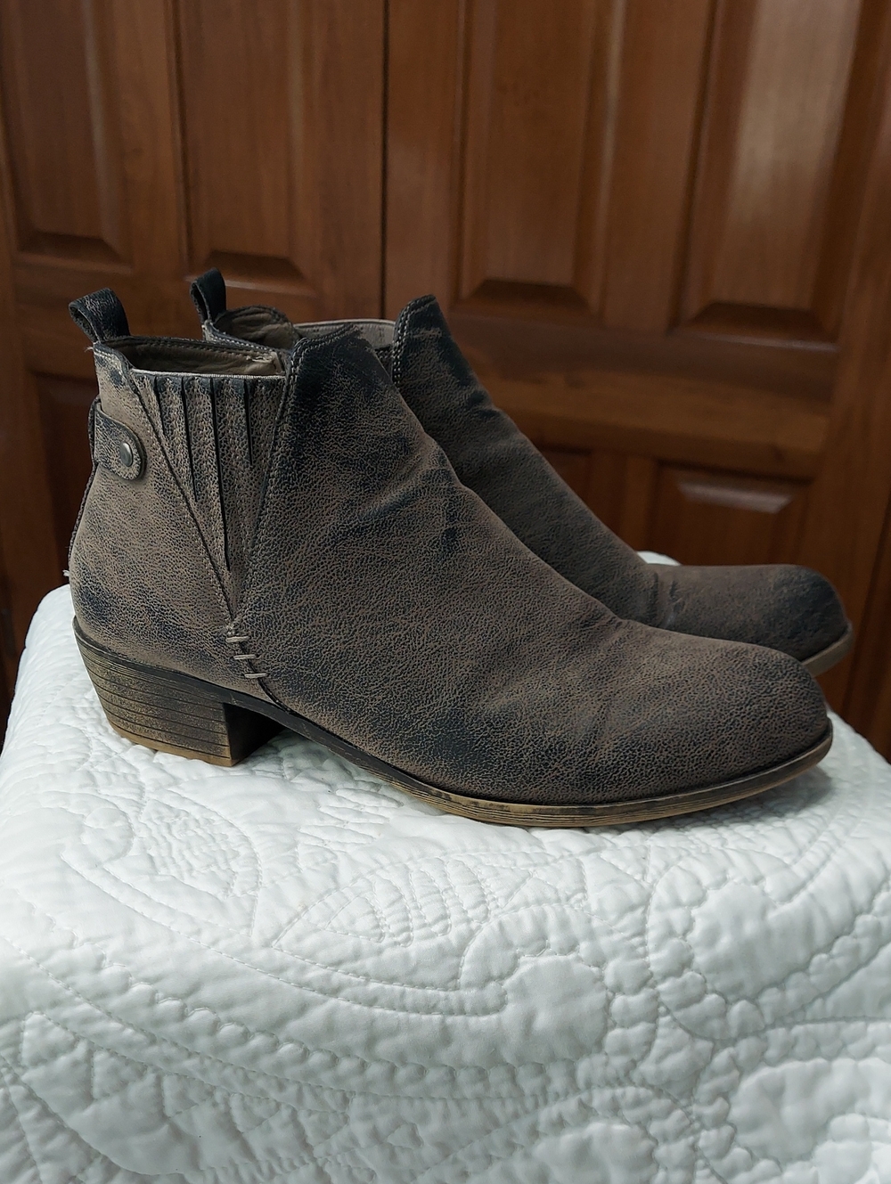 Jessica Cline Textured Distressed Stylish Ankle Boots, Heel, Size 10, Like New▪︎